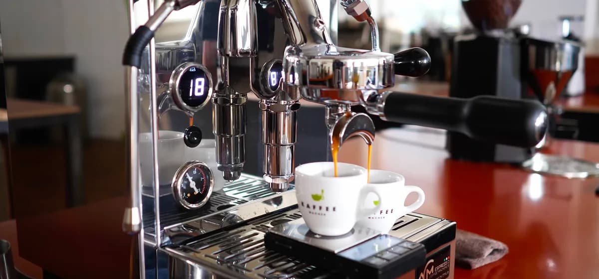 Kompaktni aparat za espresso u malom objektu