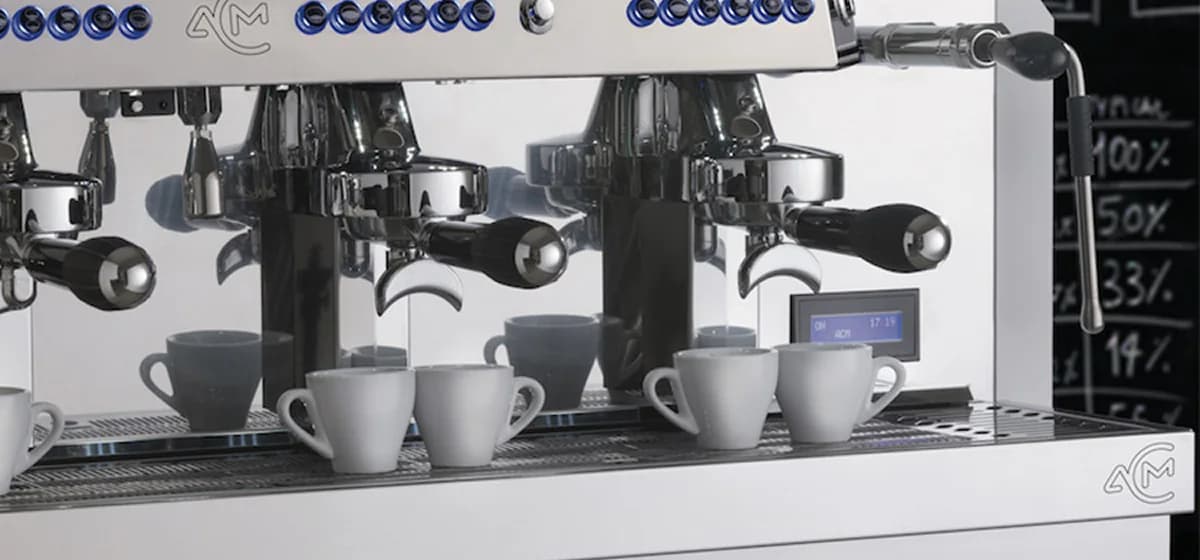 ACM aparat sa tri grupe i šoljicama za espresso na rešetki