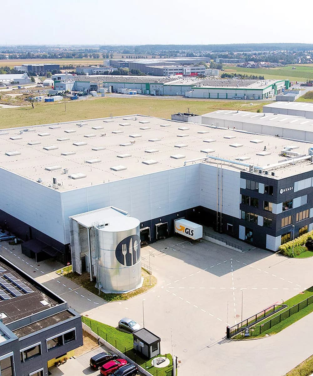 Logistički centar Hendi iz ptičje perspektive: skladište i poslovna zgrada sa logotipom brenda