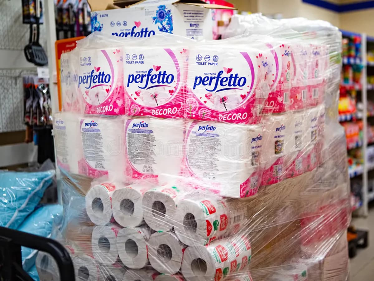 Pakovanja toalet papira složena i umotana u streč foliju u prodavnici