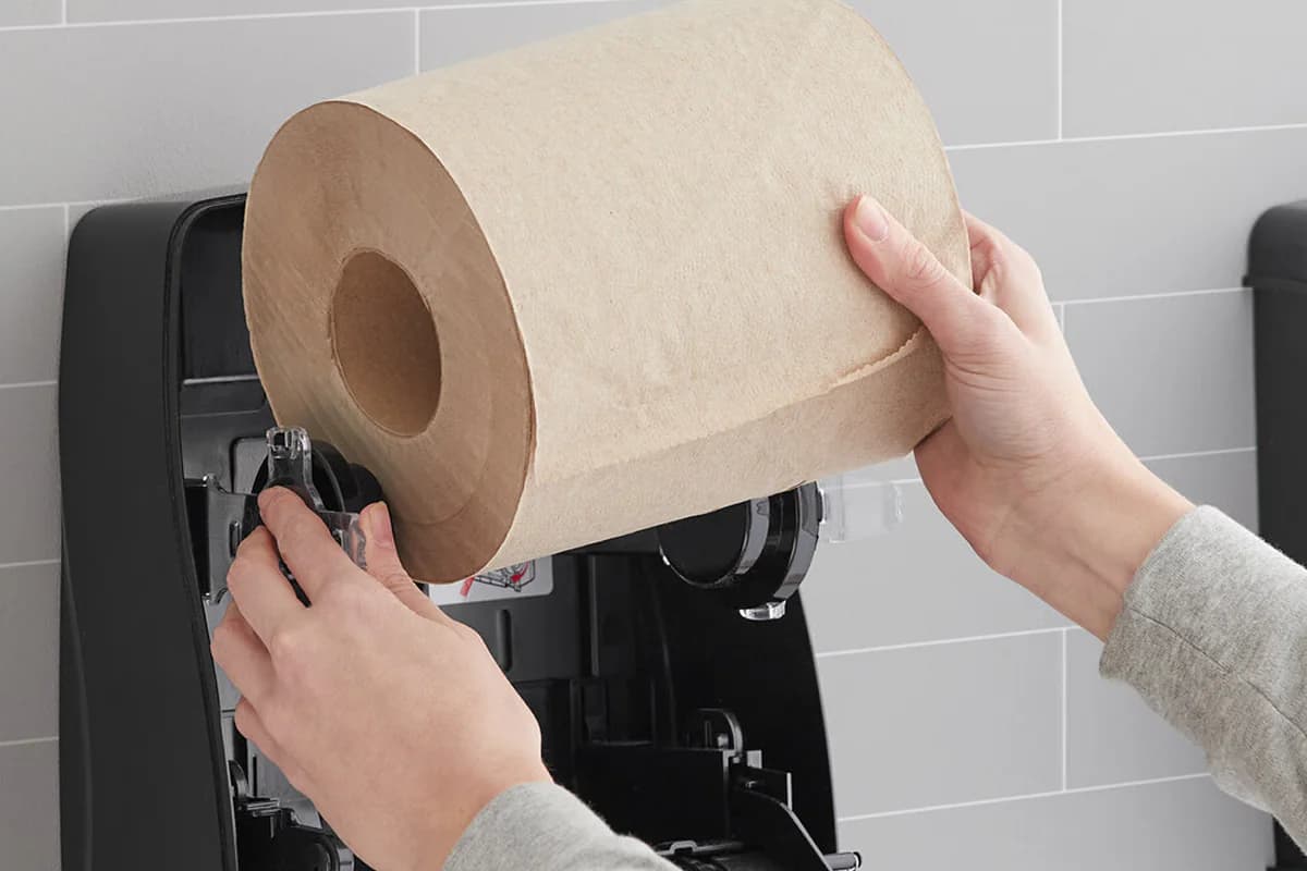 Rolna nebeljenog ubrusa stavlja se u zidni dispenzer