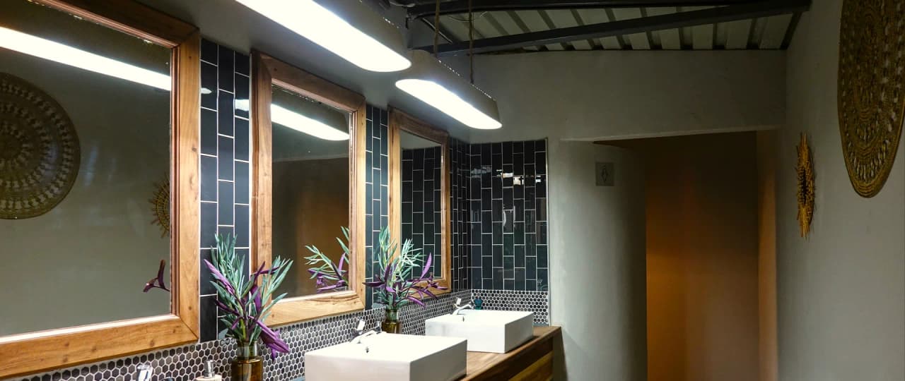 The 7 Best Café Restroom Checklist Priorities for High-Volume Cafés